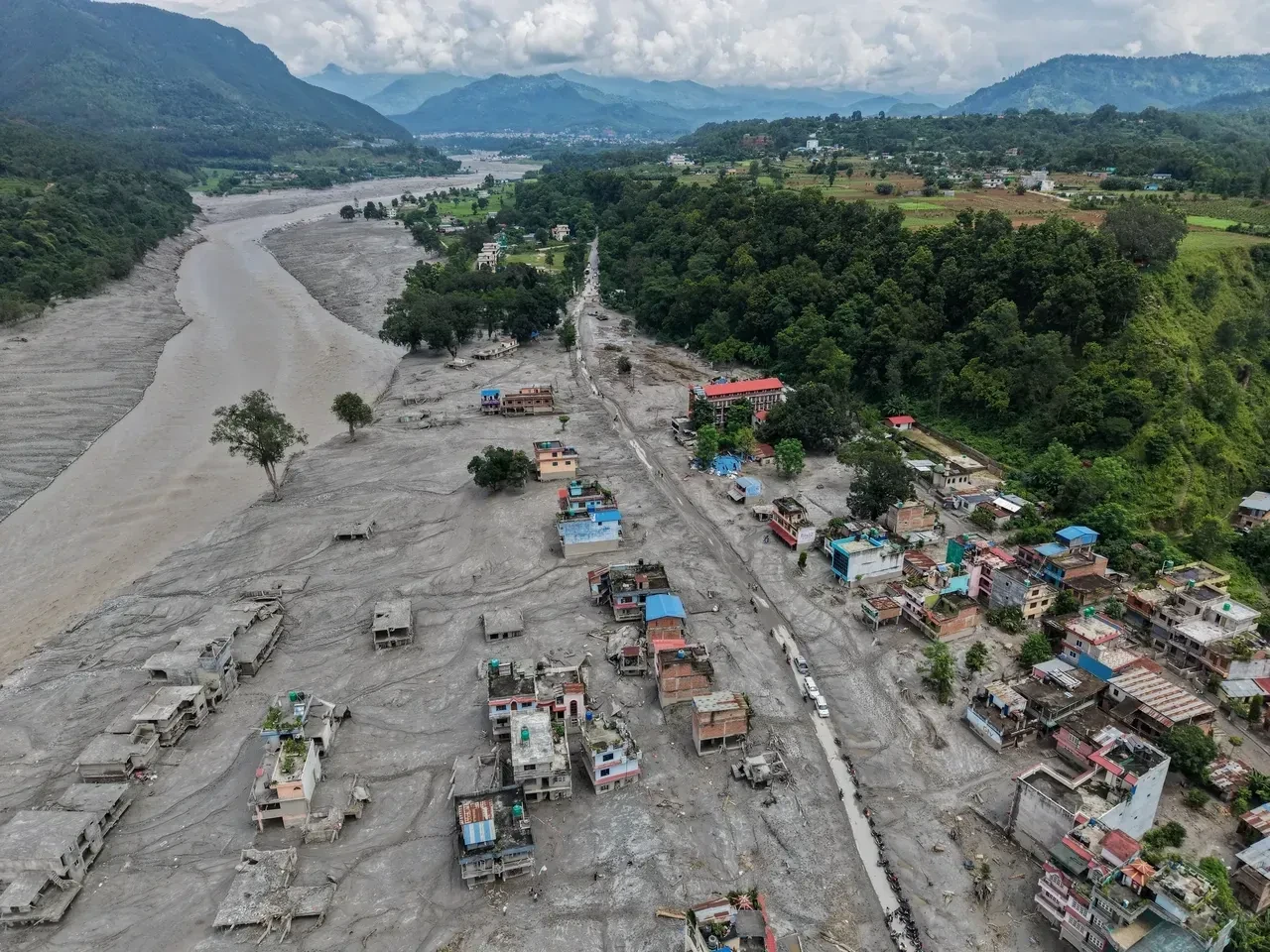 Nepal'deki sel ve heyelan felaketinde can kaybı 1000'e yaklaştı! Kayıp binlerce kişi var