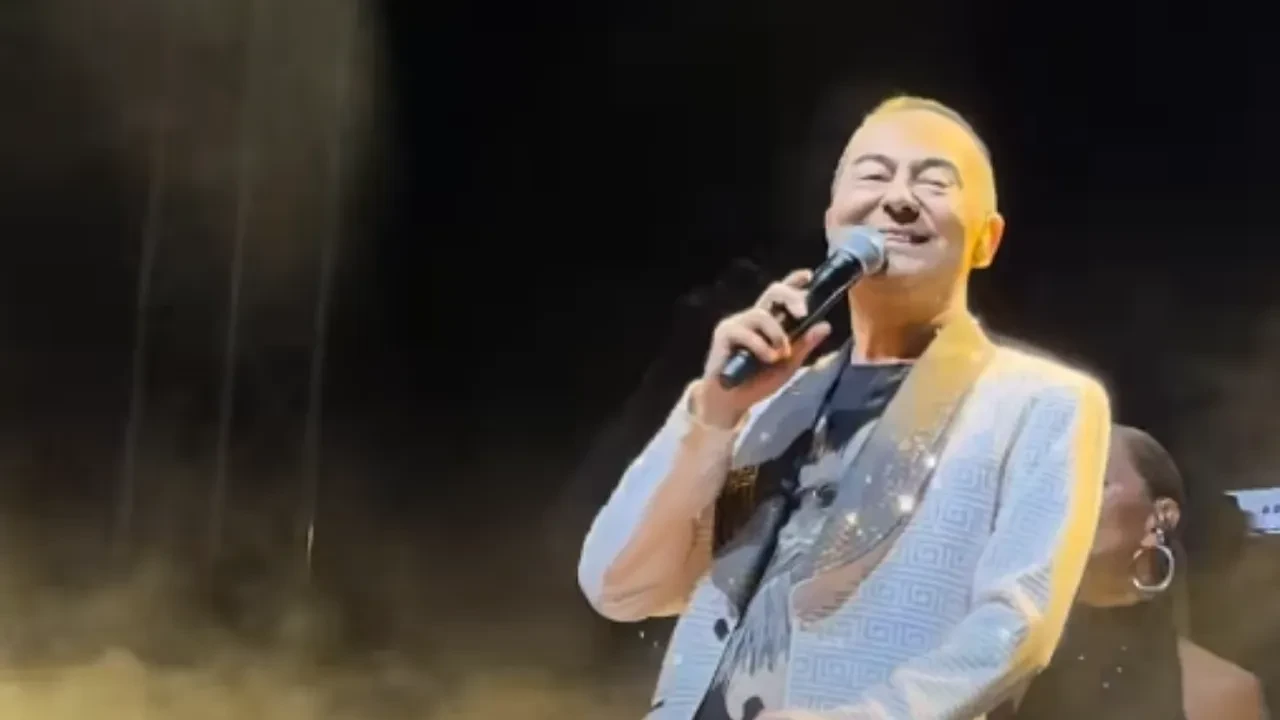 Serdar Ortaç'ın sahneye çıktığı an korkuttu! Yürümekte zorluk çektiği anlar