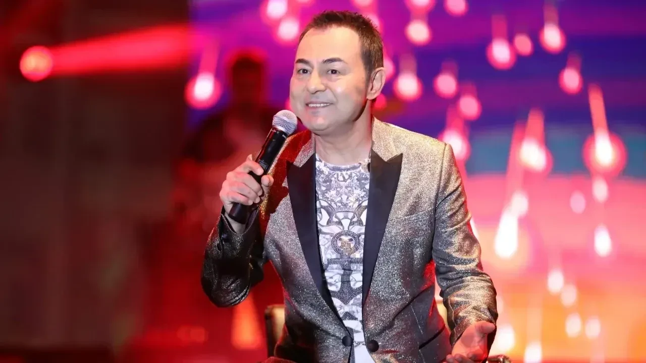 Serdar Ortaç'ın sahneye çıktığı an korkuttu! Yürümekte zorluk çektiği anlar