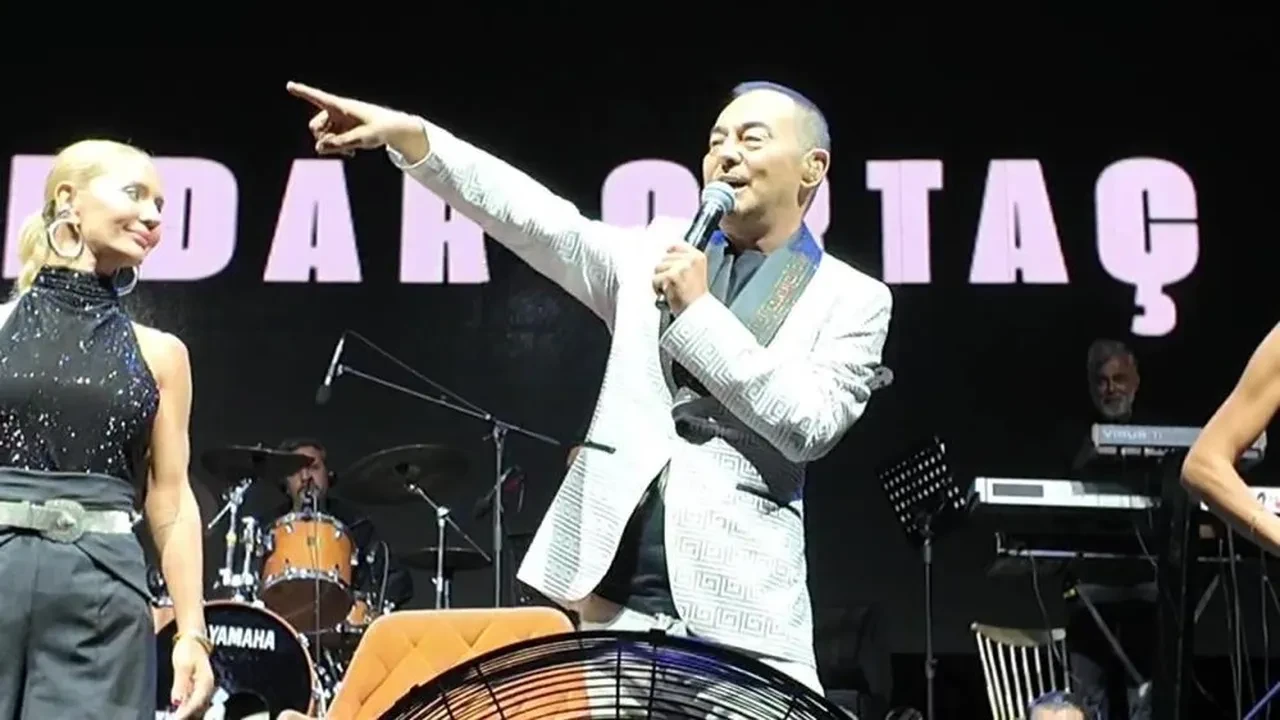 Serdar Ortaç'ın sahneye çıktığı an korkuttu! Yürümekte zorluk çektiği anlar