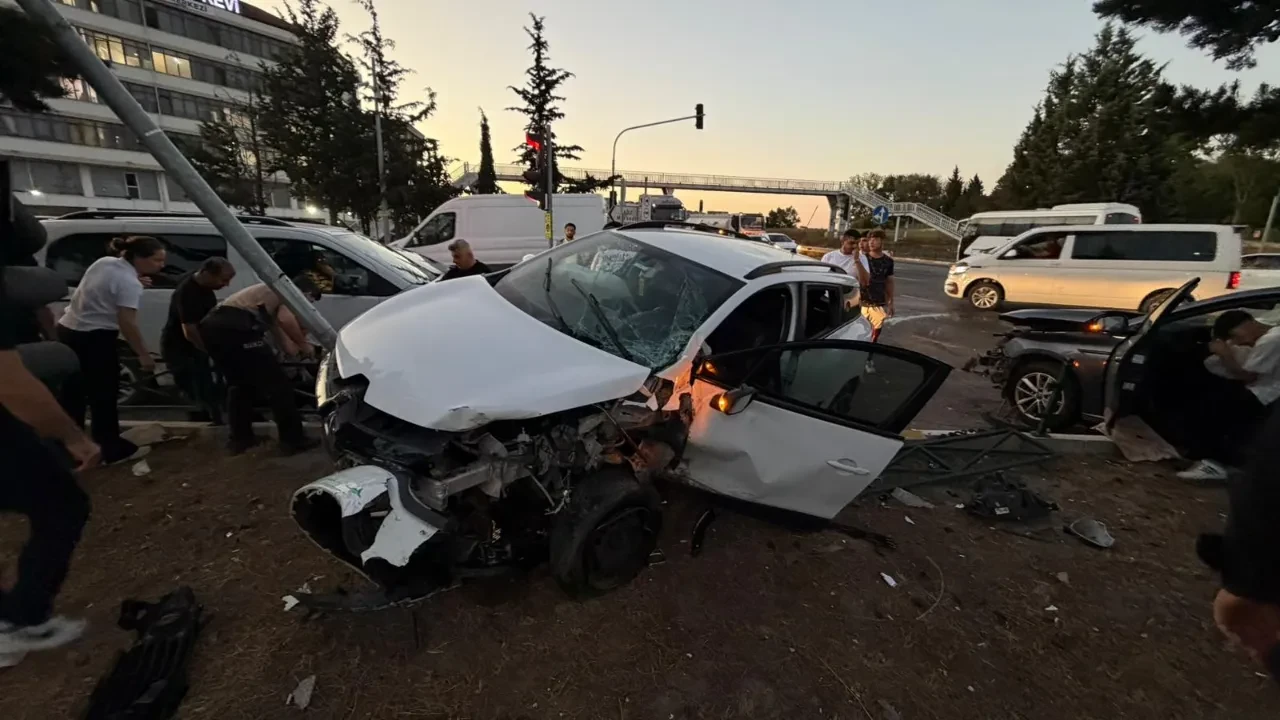 Tekirdağ'da 2 otomobil çarpıştı: 3'ü çocuk 6 yaralı