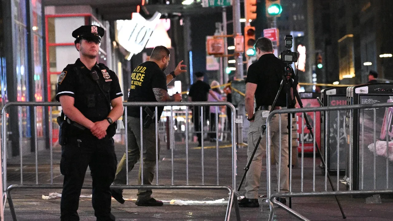 Times Square'de kanlı saldırı: İki kişiyi bıçakladı, polis yakaladı