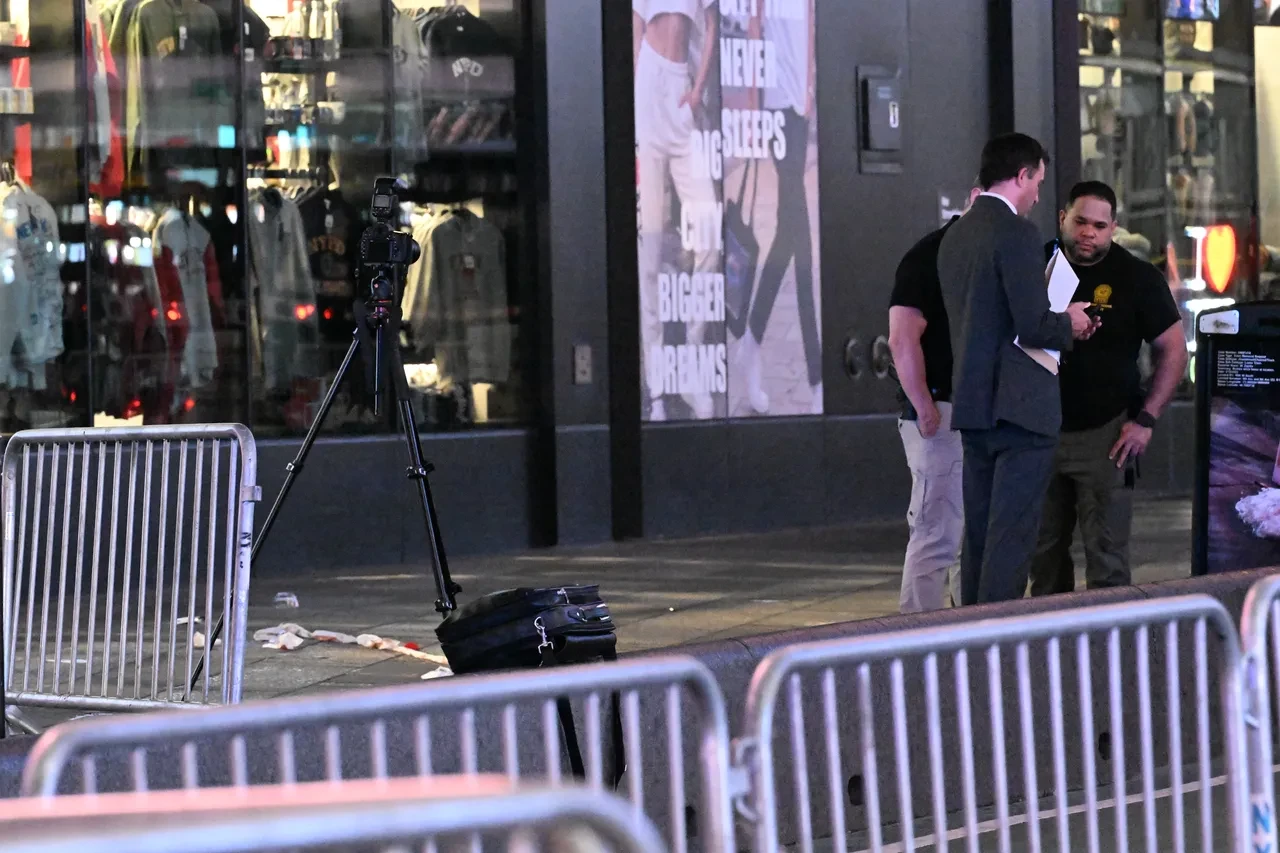 Times Square'de kanlı saldırı: İki kişiyi bıçakladı, polis yakaladı