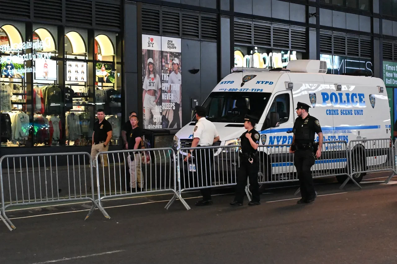 Times Square'de kanlı saldırı: İki kişiyi bıçakladı, polis yakaladı