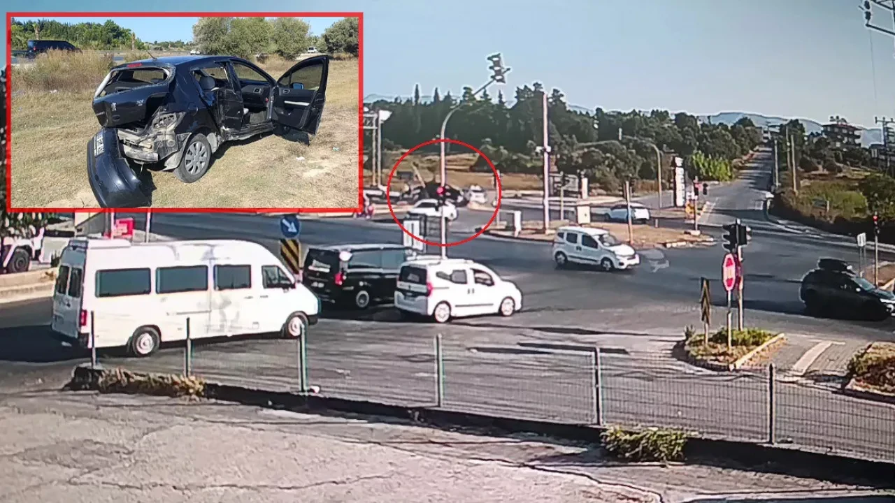 Trafik lambasına çarparak durabildi! İki otomobilin korkunç kazası kamerada