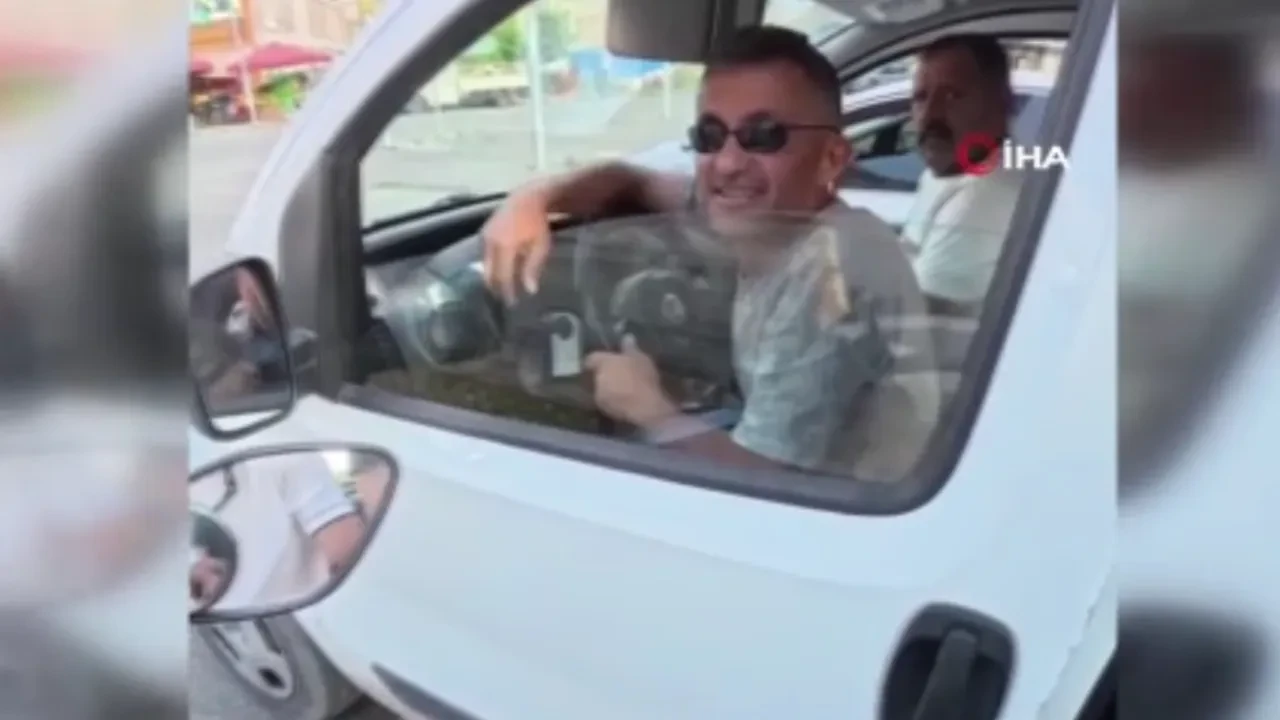 Trafikte tartışma kask kamerasını görünce sona erdi! O anlar viral oldu