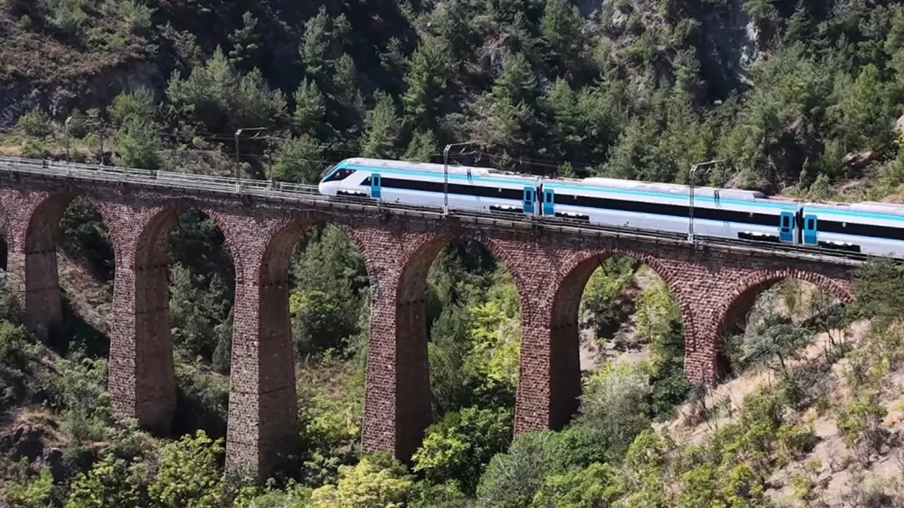 Türkiye’nin milli treni yeni hız rekorunu kırdı! 