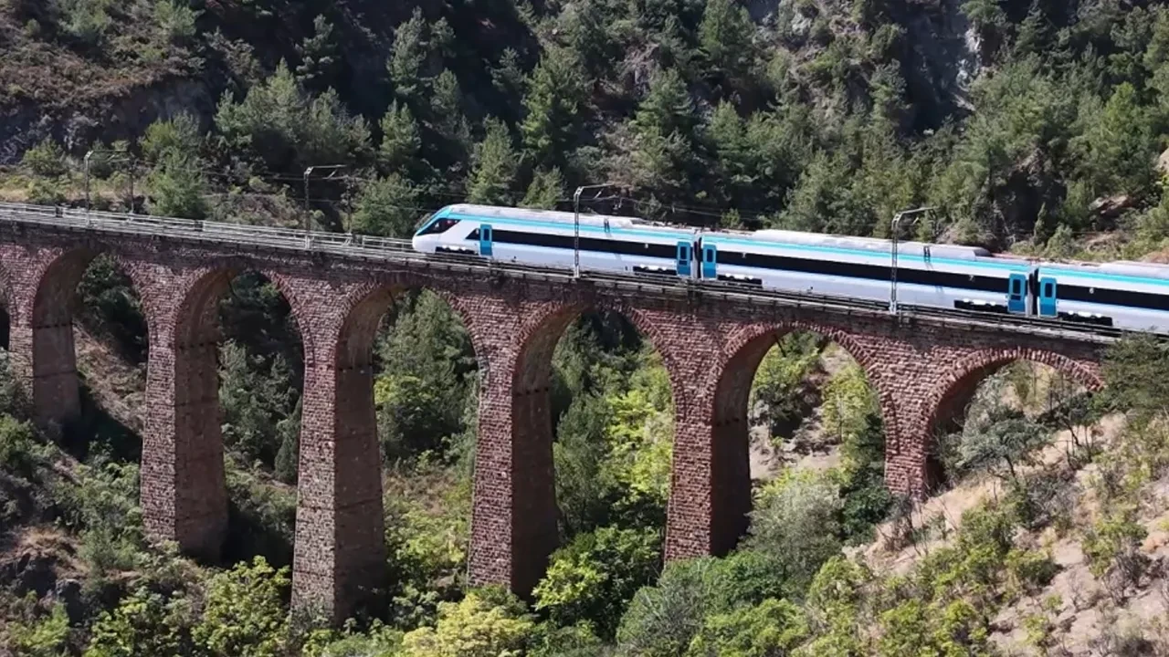Türkiye’nin milli treni yeni hız rekorunu kırdı!