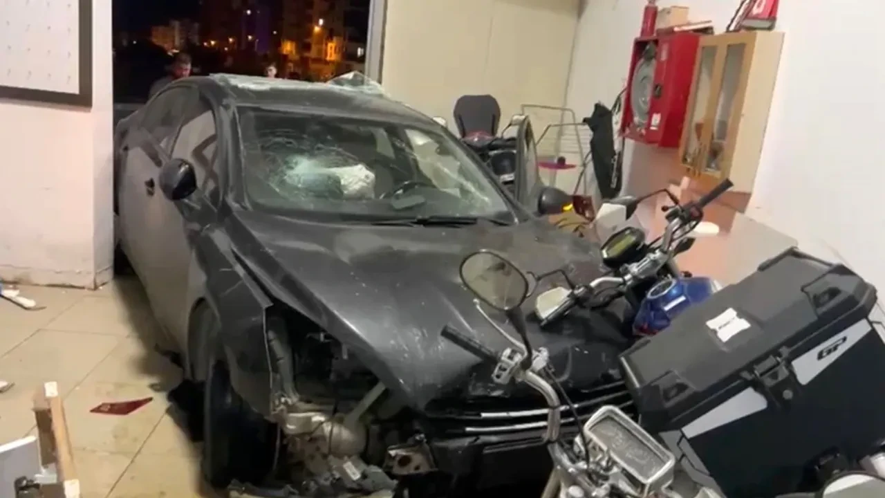 Virajı alamayan otomobil iş yerine daldı: Mersin’de korkutan kaza kamerada