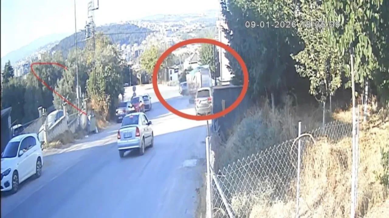 Yasak yola giren hafriyat kamyonu evin bahçesine uçtu: Dehşet anları kamerada