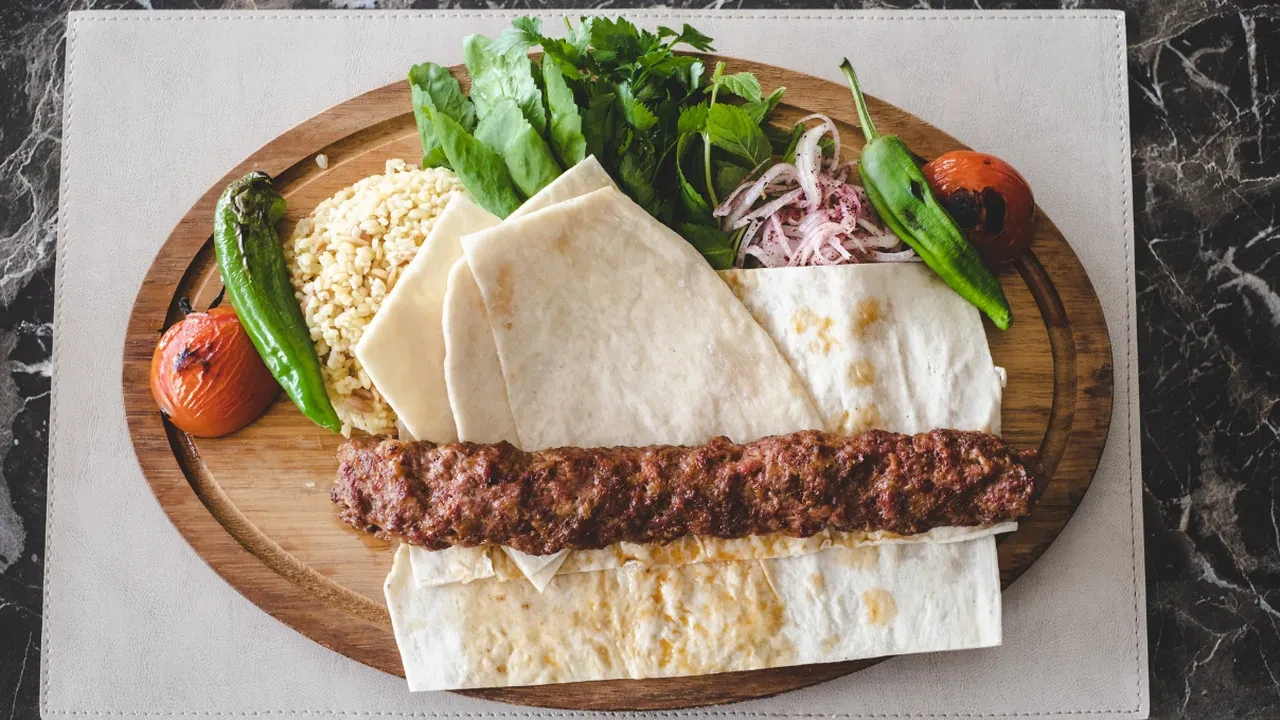 Adanalı komşumdan öğrendim gerçek kebabın sırrı! Lezzeti ustaları bile kıskandırıyor
