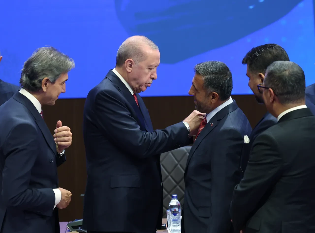 AK Parti'ye 4 belediye başkanı katıldı: Ömer Çelik duyurdu