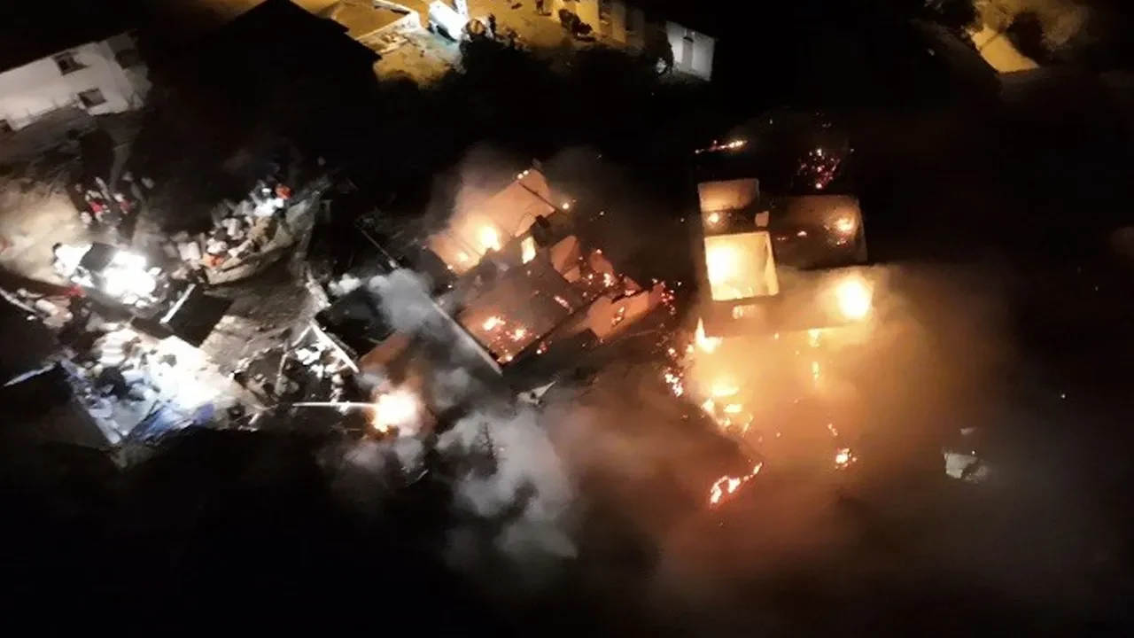 Çorum'da kuşburnu ateşi 2 evle 1 ahırı küle çevirdi