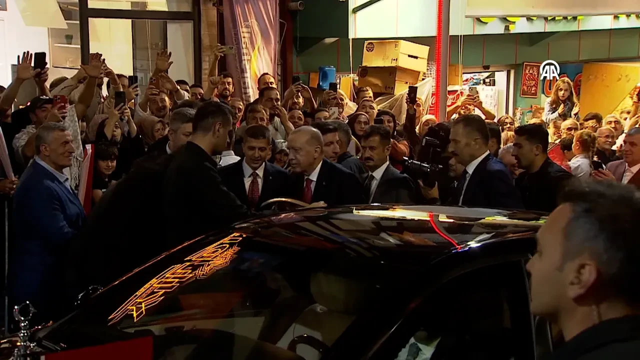 Cumhurbaşkanı Erdoğan baba ocağı Rize’de vatandaşlara seslendi: 'Yaklaşan seçimleri başarıyla atlatacağız'