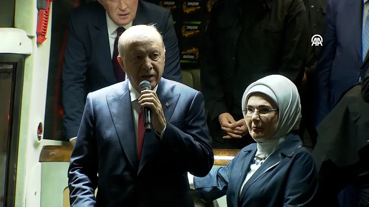 Cumhurbaşkanı Erdoğan baba ocağı Rize’de vatandaşlara seslendi: 'Yaklaşan seçimleri başarıyla atlatacağız'