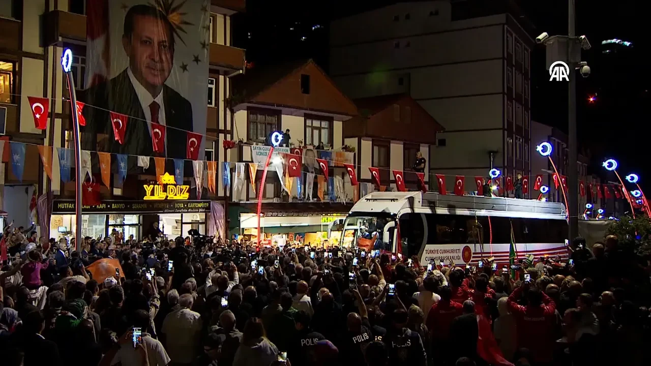 Cumhurbaşkanı Erdoğan baba ocağı Rize’de vatandaşlara seslendi: 'Yaklaşan seçimleri başarıyla atlatacağız'