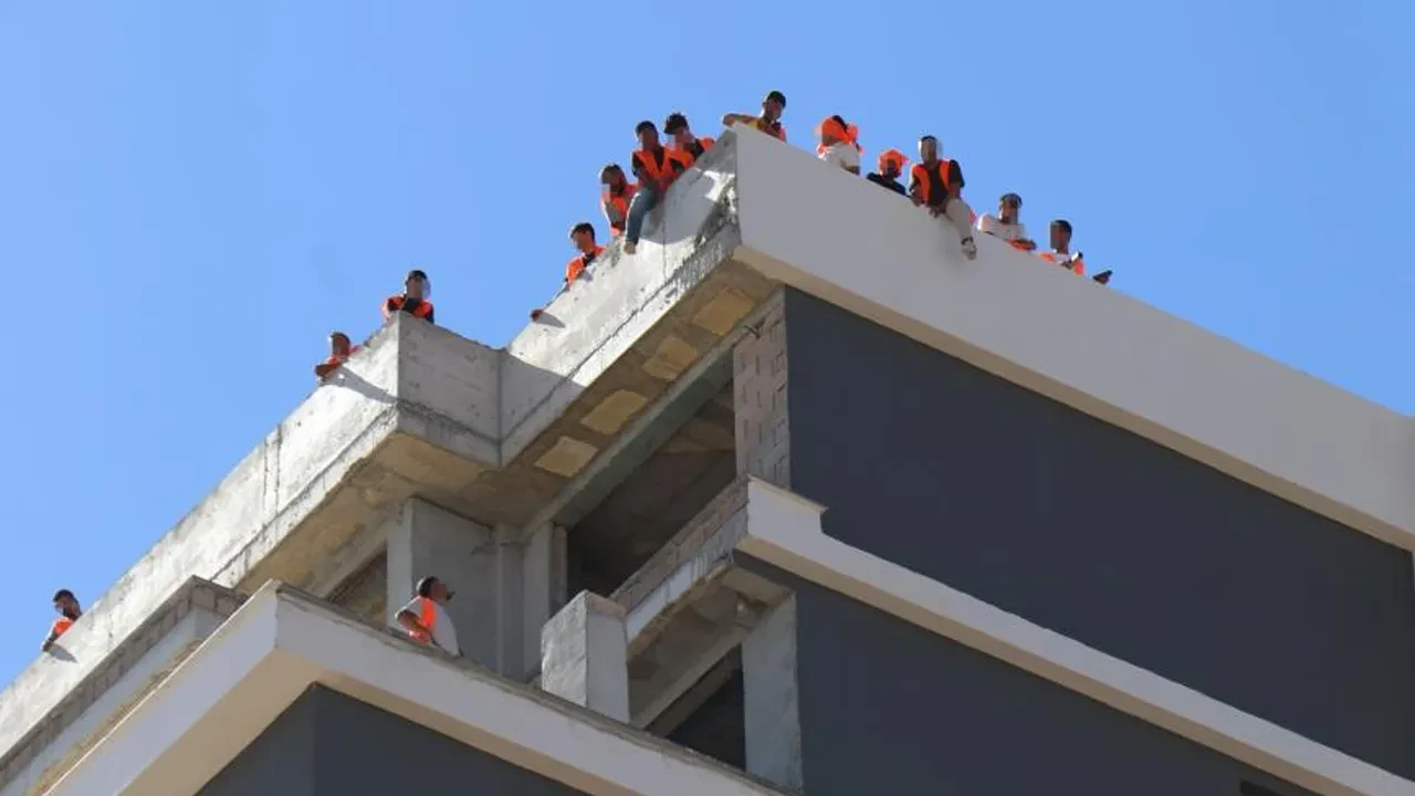 Denizli'de lüks rezidansta çalışan inşaat işçileri 4 aydır para alamadıkları için çatıya çıktı