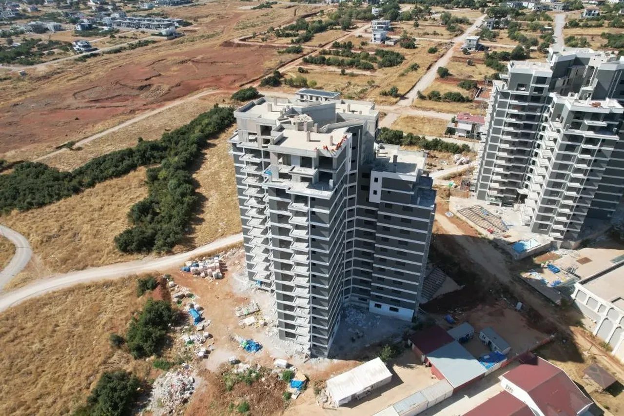 Denizli'de lüks rezidansta çalışan inşaat işçileri 4 aydır para alamadıkları için çatıya çıktı