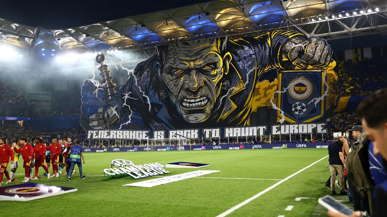 Fenerbahçe taraftarından görkemli koreografi! Kadıköy'de Şampiyonlar Ligi'ne özel gösteri