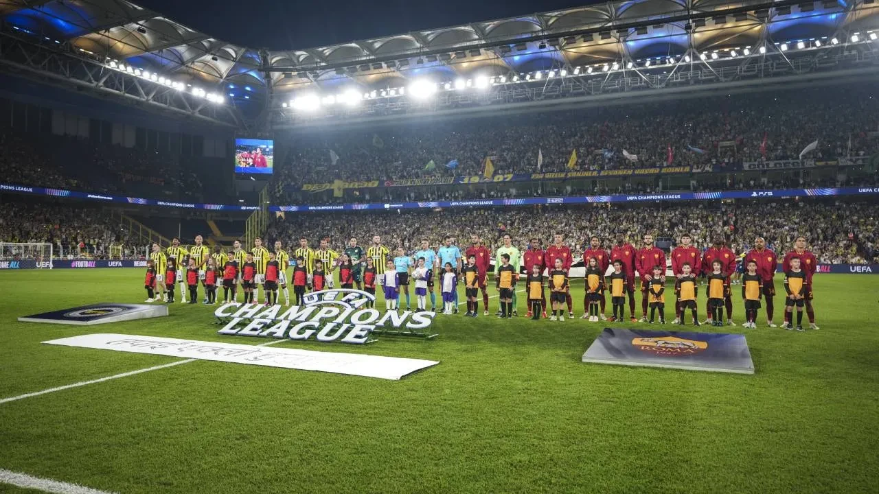 Fenerbahçe taraftarından görkemli koreografi! Kadıköy'de Şampiyonlar Ligi'ne özel gösteri