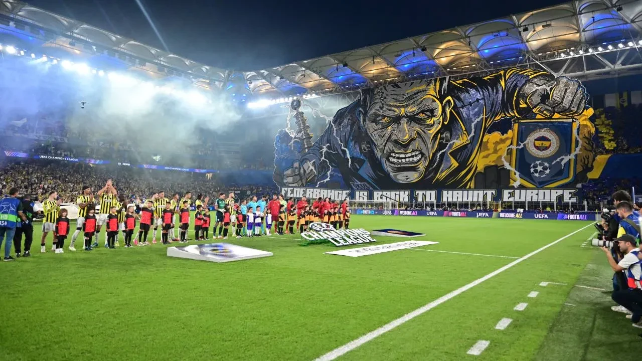 Fenerbahçe taraftarından görkemli koreografi! Kadıköy'de Şampiyonlar Ligi'ne özel gösteri