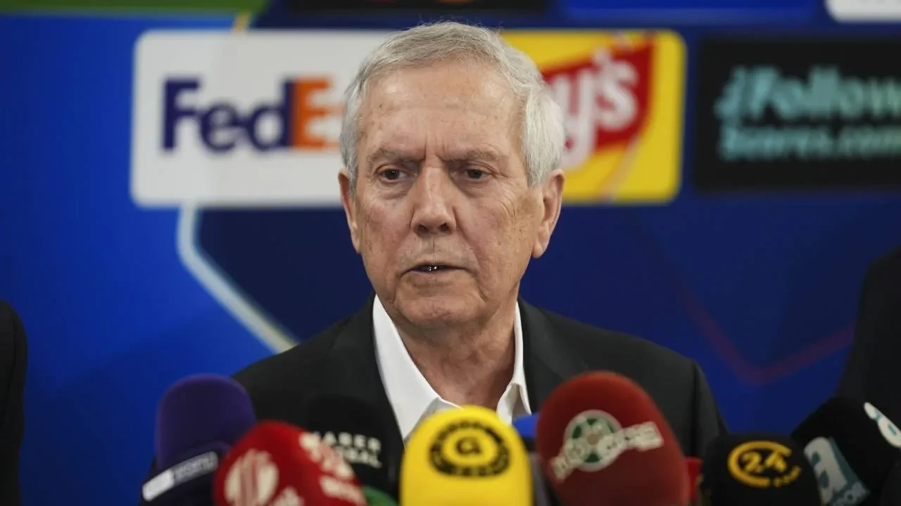 Fenerbahçe'den İsmail Kartal'a yabancı madde atan taraftarla ilgili açıklama! Olayla ilgili duyuru geldi
