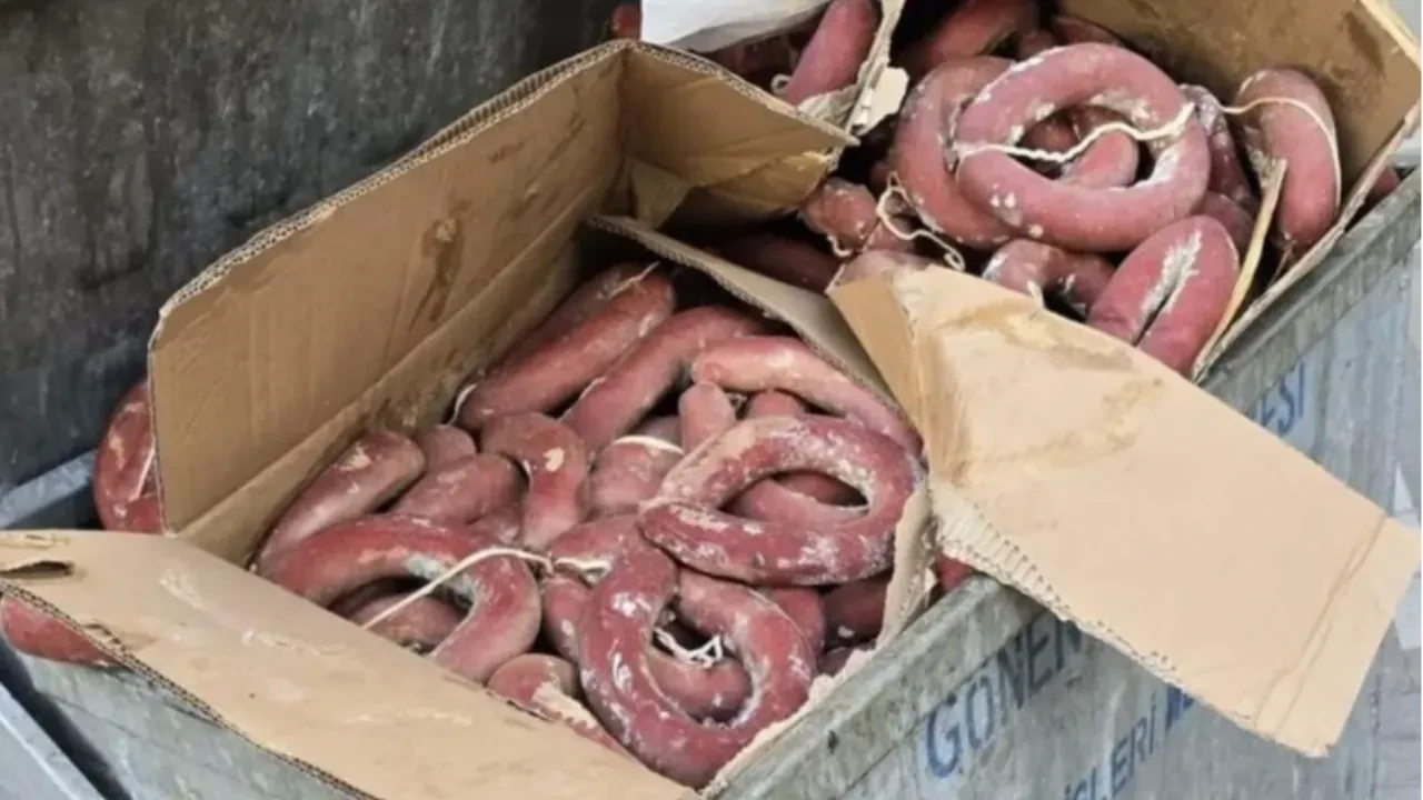 Gönen Oya ve Çeyiz Fuarı sonrası şok görüntü: Çöp konteynerinde kilolarca kangal sucuk bulundu