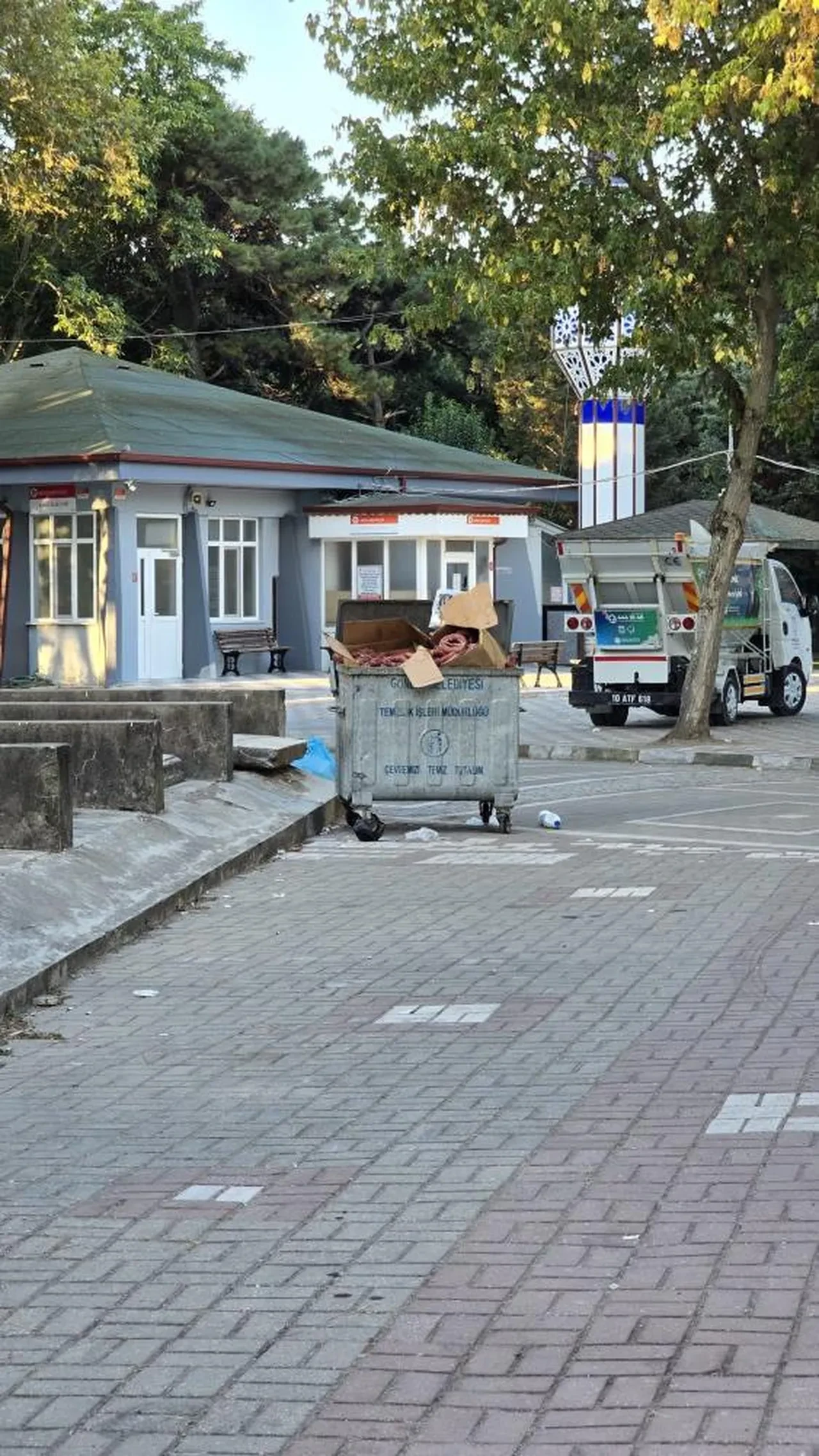 Gönen Oya ve Çeyiz Fuarı sonrası şok görüntü: Çöp konteynerinde kilolarca kangal sucuk bulundu