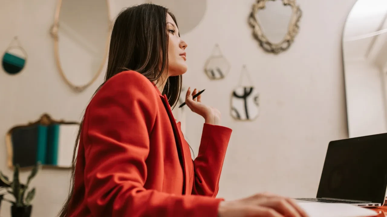 Güçlü kadınlar bu rengi giyiyor! Kıyafet tercihleri karakterlerini ele veriyor