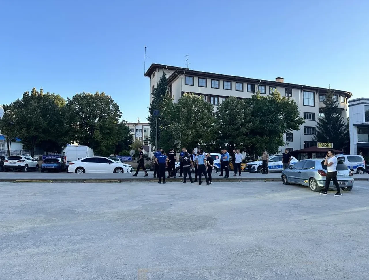 Kastamonu Belediyesi önünde hareketli dakikalar: İşten çıkarıldı silah ve kılıçla baskına geldi