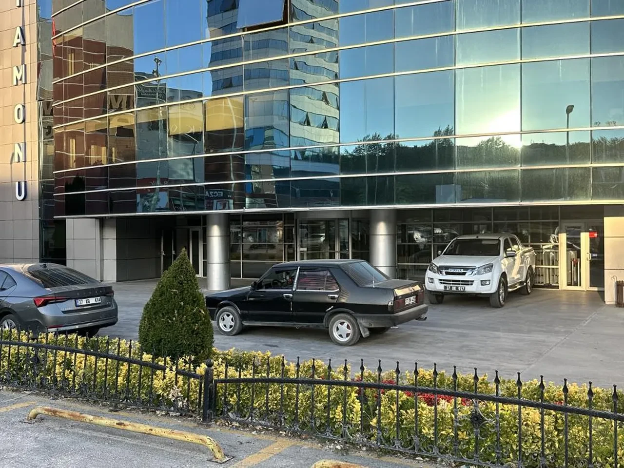 Kastamonu Belediyesi önünde hareketli dakikalar: İşten çıkarıldı silah ve kılıçla baskına geldi