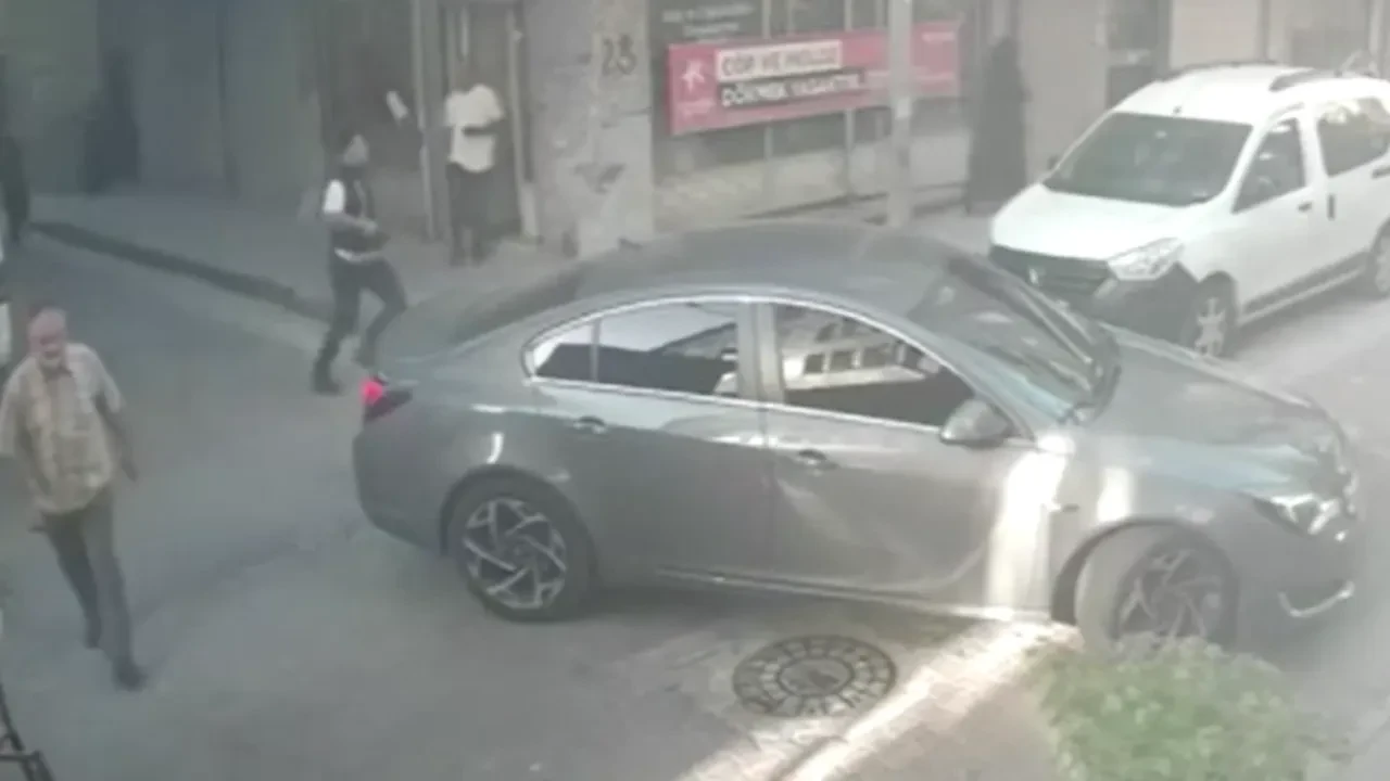 Küçükçekmece'de nefes kesen kovalamaca: Polis, silahlı saldırganı yakaladı