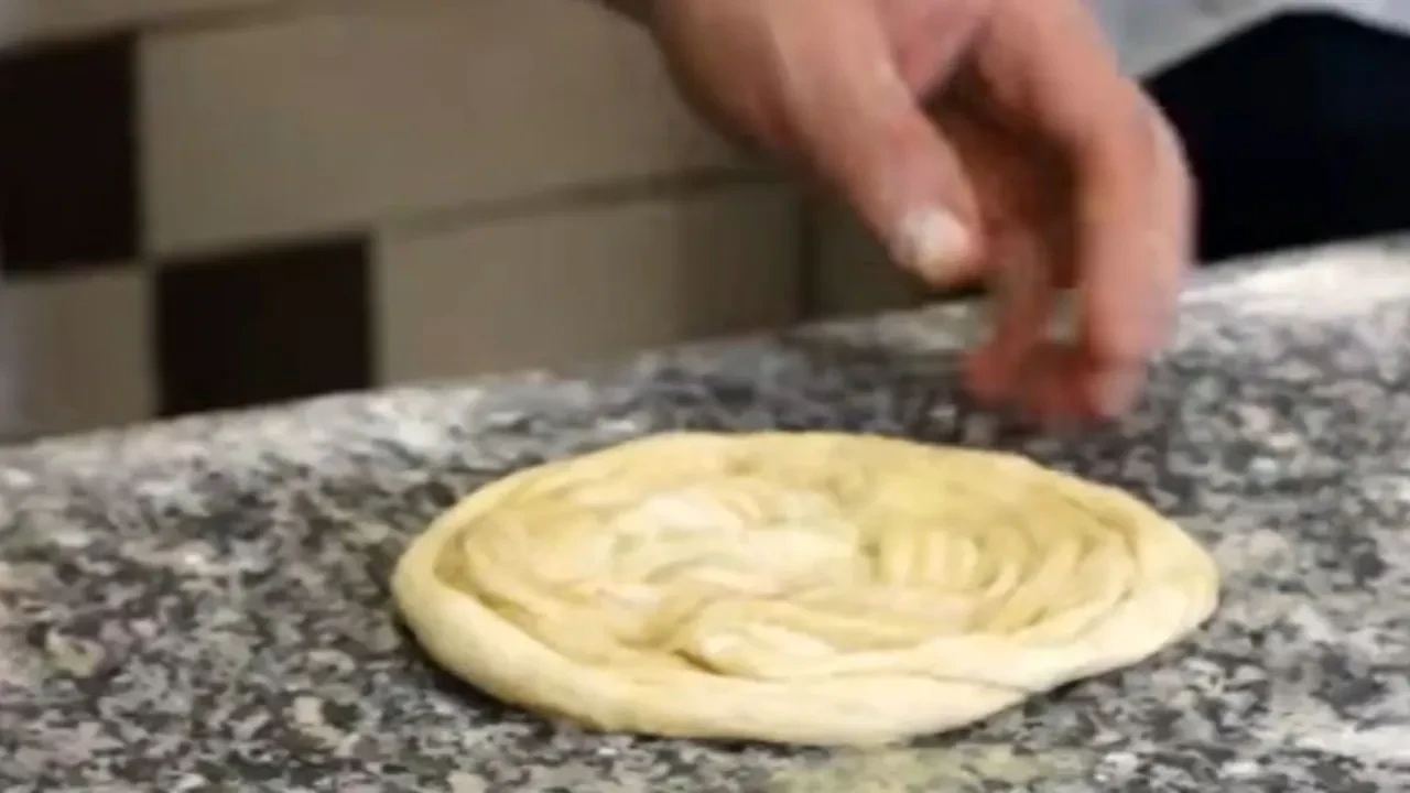 MasterChef’teki Denizli’nin meşhur tavas pidesini evde denedim! Hamurundaki o malzeme şaşırttı