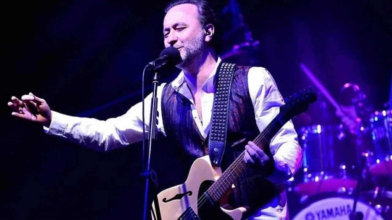Şarkıcı Nev olarak tanınan Nevzat Doğanay yoğun bakıma kaldırıldı! Karaciğer hastalığı iddiası sevenlerini korkuttu