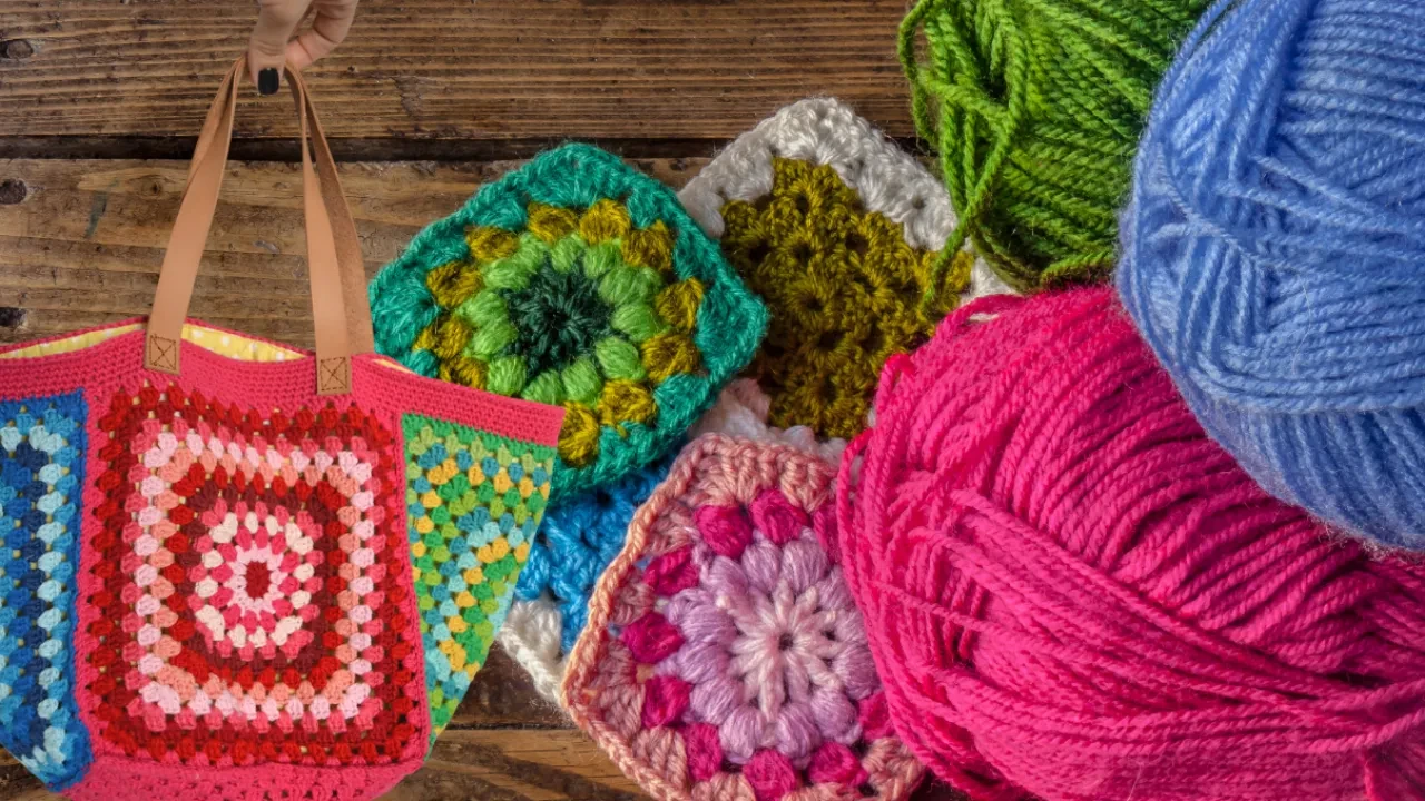 Tığla örülen modern granny square modeli! Mağaza çantalarına taş çıkarıyor