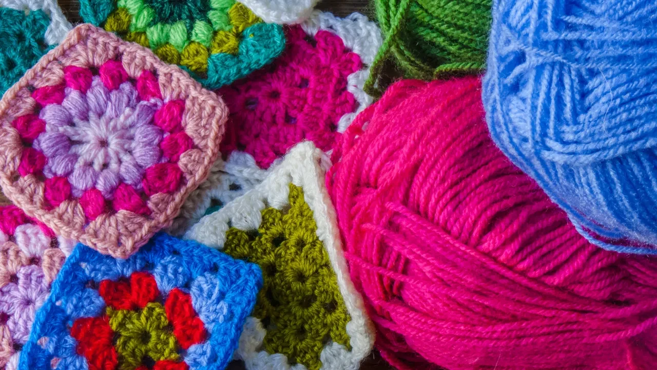Tığla örülen modern granny square modeli! Mağaza çantalarına taş çıkarıyor