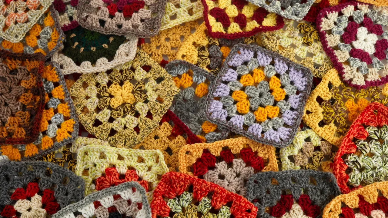 Tığla örülen modern granny square modeli! Mağaza çantalarına taş çıkarıyor