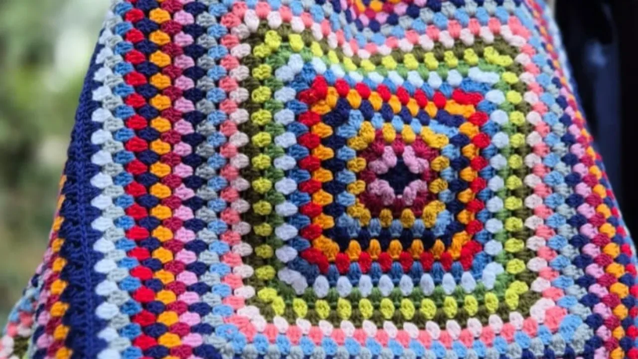 Tığla örülen modern granny square modeli! Mağaza çantalarına taş çıkarıyor