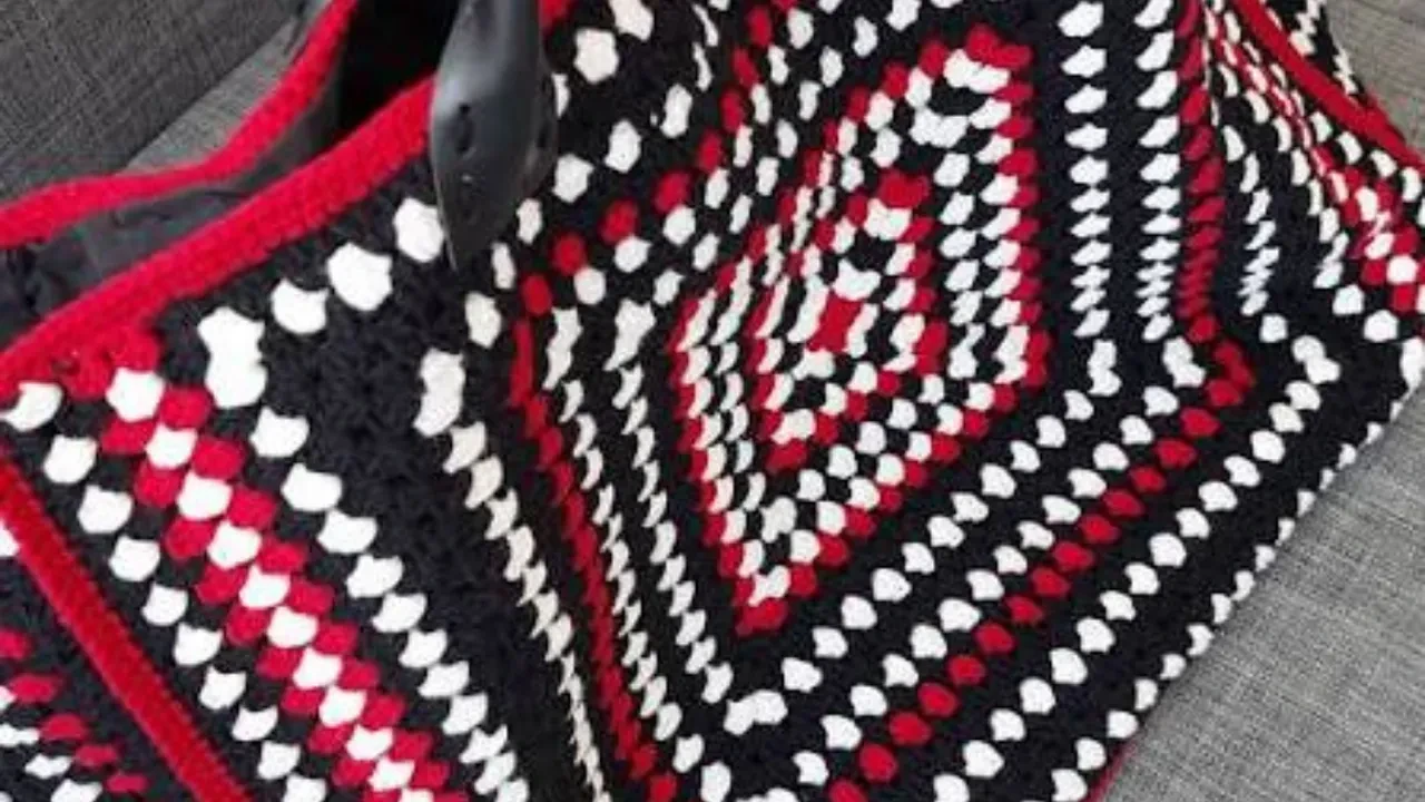 Tığla örülen modern granny square modeli! Mağaza çantalarına taş çıkarıyor