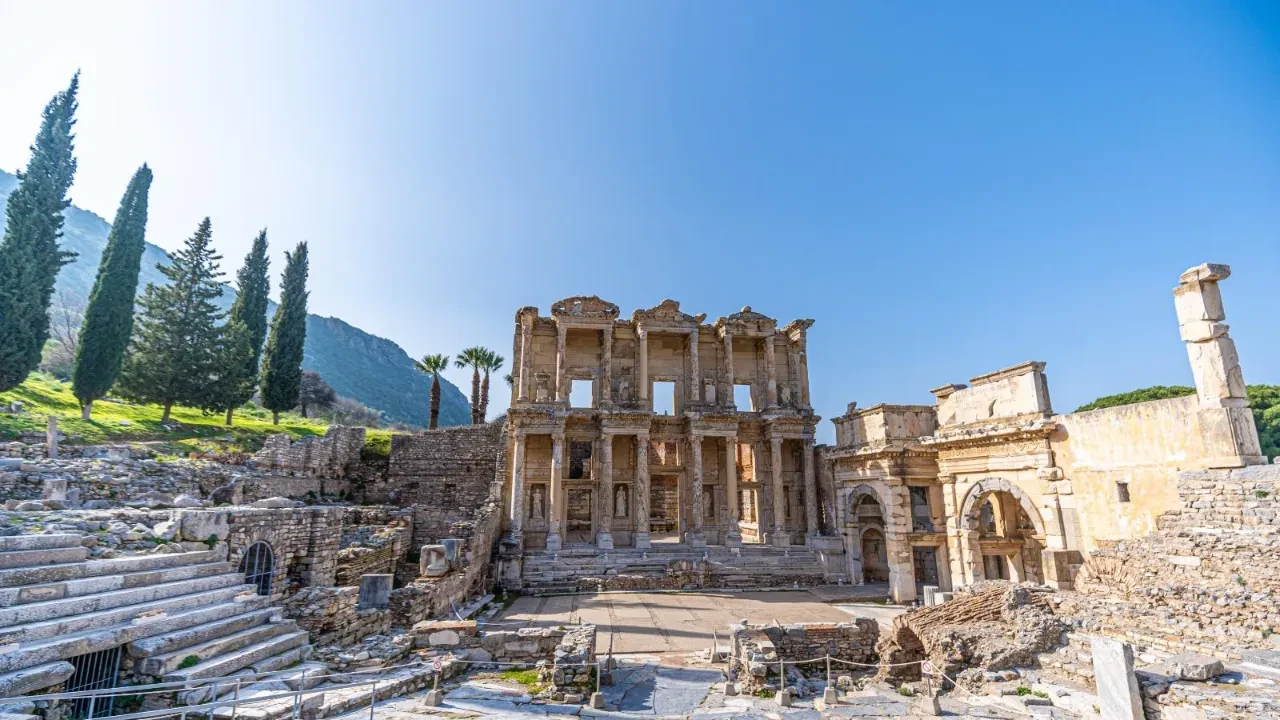 Türkiye adeta bir vaha: TÜRSAB Başkanı Bağlıkaya’dan turizm için kritik uyarı