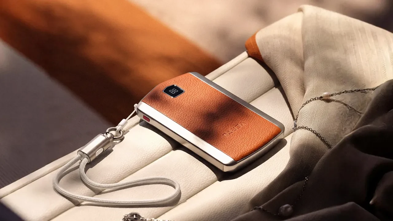 Vertu telefon neden pahalı, dinlenemiyor mu? Çağla Öz'ün paylaştığı internetsiz telefonun özellikleri dikkat çekti