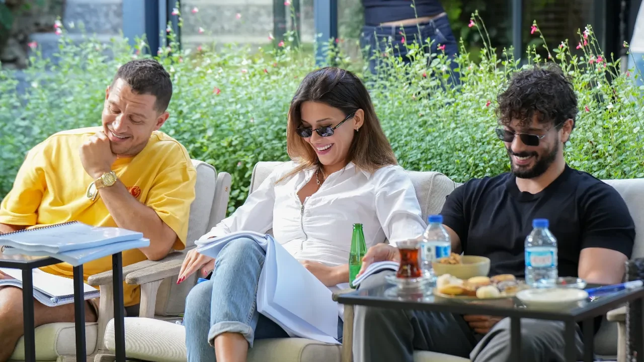 Yeraltı dizisinde usta isimlere büyük saygısızlık! Koltukta sıkışık oturdular
