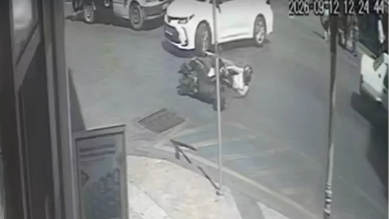 Aydın’da otomobil ile motosiklet çarpıştı: Kaza anı kamerada
