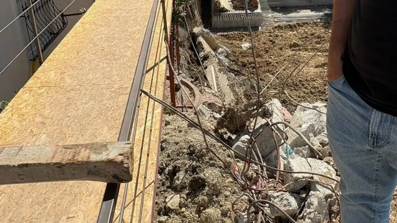 Bahçelievler'de 5 katlı binanın istinat duvarı çöktü