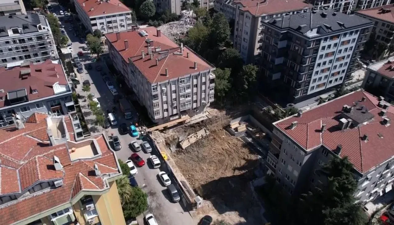 Bahçelievler'de 5 katlı binanın istinat duvarı çöktü