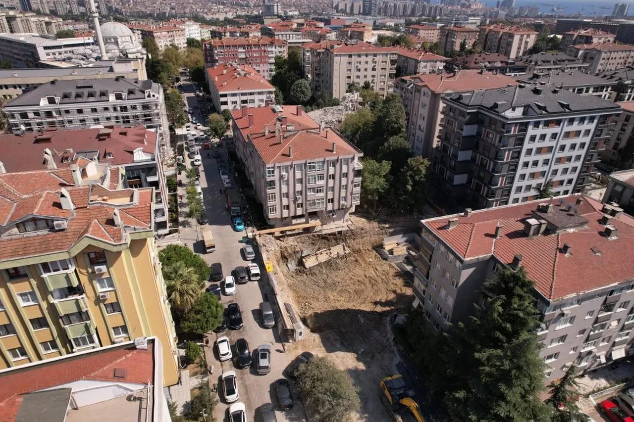 Bahçelievler'de 5 katlı binanın istinat duvarı çöktü