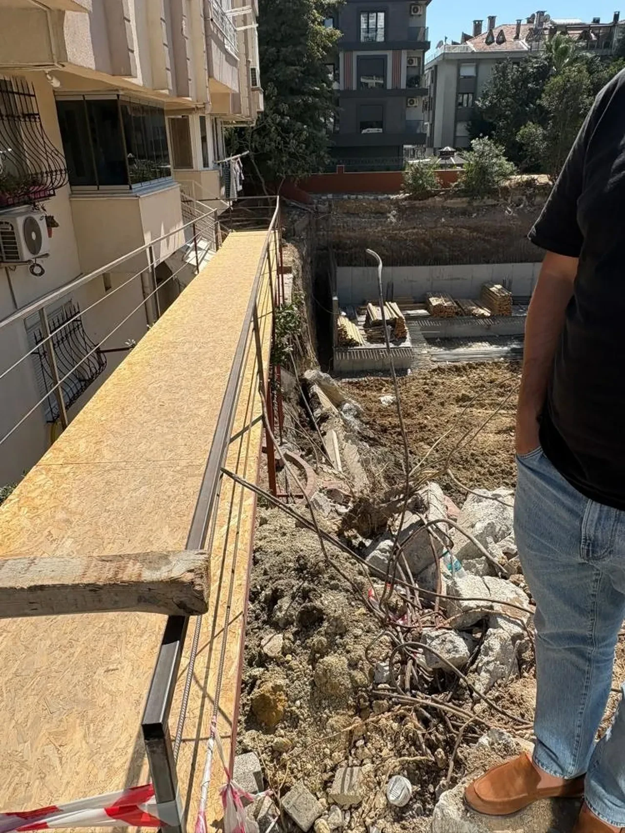Bahçelievler'de 5 katlı binanın istinat duvarı çöktü