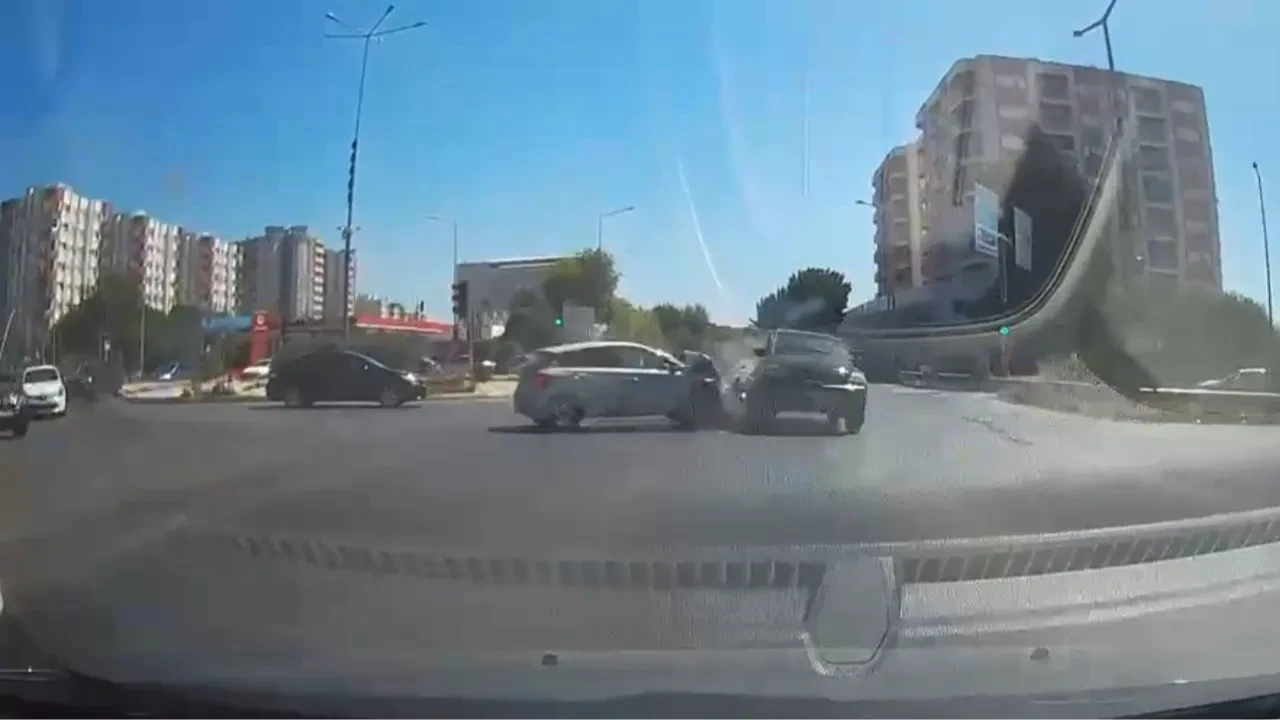 Kırmızı ışık ihlali kaza getirdi: Üç araç birbirine girdi