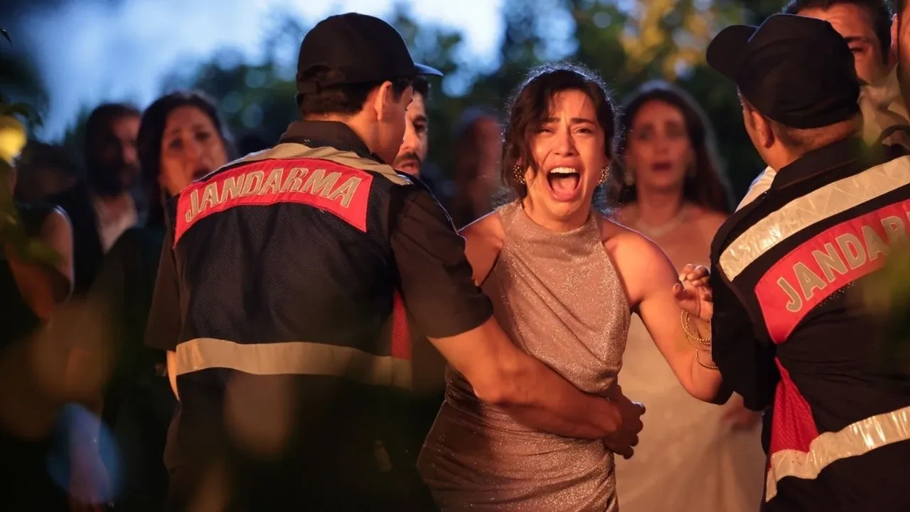 Mercan Köşk’te Aras nerede, yangından kurtuldu mu? Mercan Köşk 2. Bölüm izle