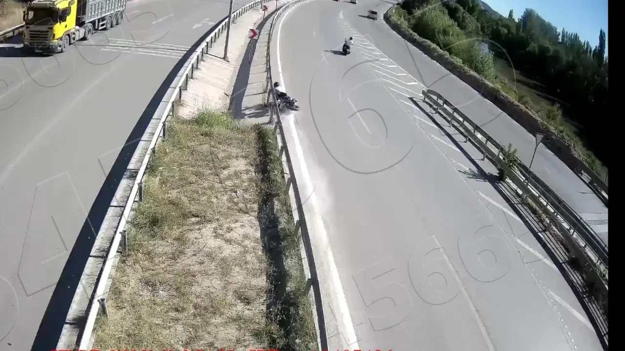 Motosiklet bariyerlere saplandı: 18 yaşındaki sürücü hayatını kaybettiği kaza kamerada